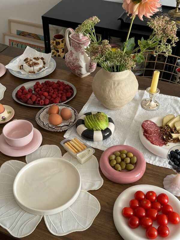 Prosty domowy posiłek ułożony na jasnym stole